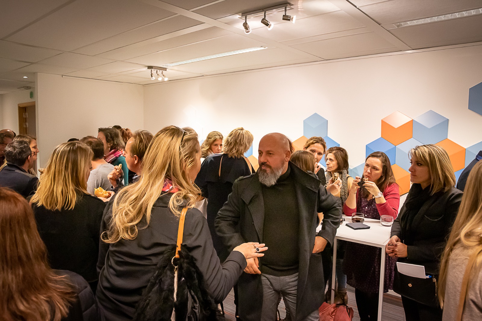 Les participants échangent autour d'un verre